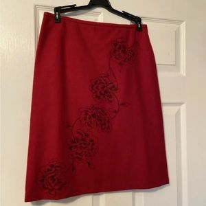 Ann Taylor red wool skirt with black rose embroidery size 2 knee Length